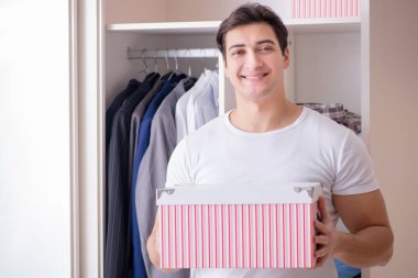 Genç işadamı iş için giyiniyor.