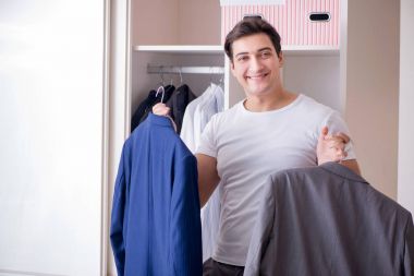 Genç işadamı iş için giyiniyor.