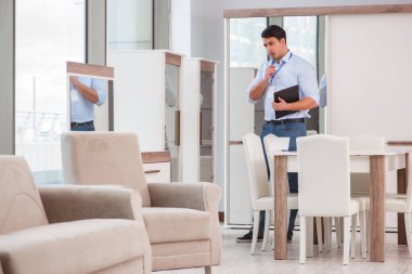 Mobilya mağazasında satış asistanı