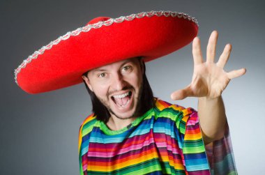 Adam izole bir canlı Meksika panço gri arka planda