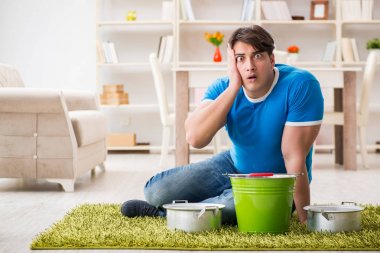 Evdeki adam, komşu sel sızıntısıyla uğraşıyor.