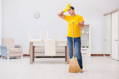 Genç adam evde iş yapıyor.