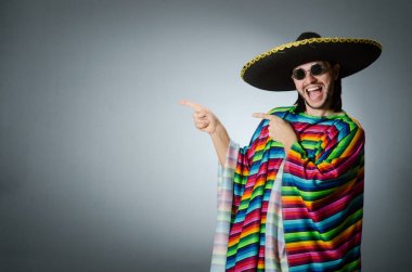 Adam izole bir canlı Meksika panço gri arka planda