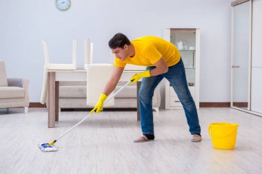 Genç adam evde iş yapıyor.