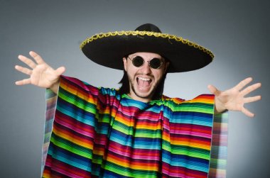 Adam izole bir canlı Meksika panço gri arka planda