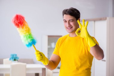 Genç adam evde iş yapıyor.