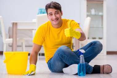 Genç adam evde iş yapıyor.