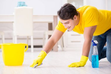 Genç adam evde iş yapıyor.