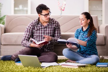 Üniversite sınavlarına hazırlanan öğrenciler