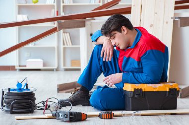 Genç marangoz kendini kötü hissetmekten yoruldu.