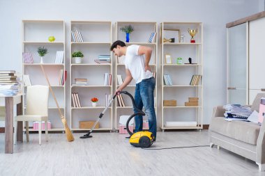 Adam evi temizliyor.