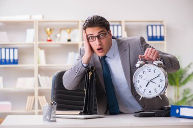 İşadamı aceleyle ofise geliyor.