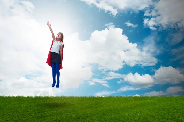 夢の概念を飛んでいるスーパー ヒーローの子供 — ストック写真