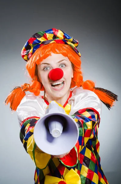 Drôle de clown dans le concept comique — Photo