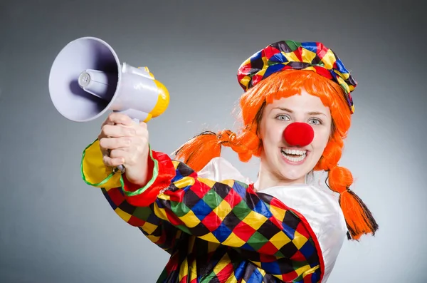 Lustiger Clown im komischen Konzept — Stockfoto