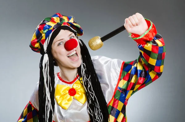 Drôle de clown dans le concept comique — Photo