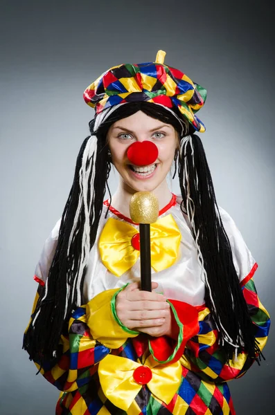 Drôle de clown dans le concept comique — Photo