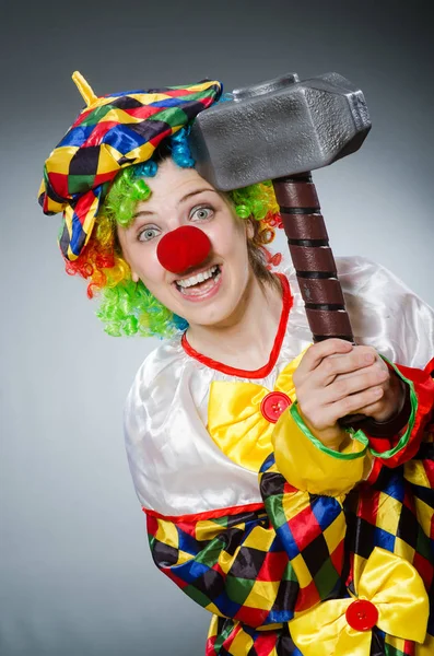 Drôle de clown dans le concept comique — Photo