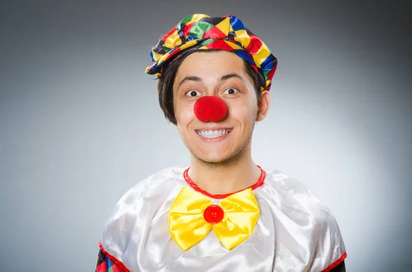 Rolig clown i komiskt koncept — Stockfoto