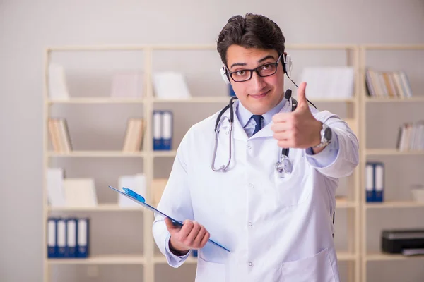 医学の概念の若い男の医者 — ストック写真