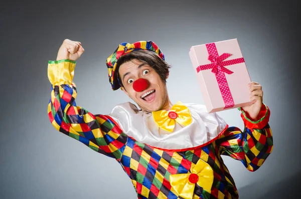 Rolig clown i komiskt koncept — Stockfoto