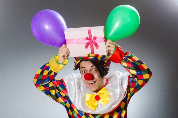 Lustiger Clown im komischen Konzept — Stockfoto