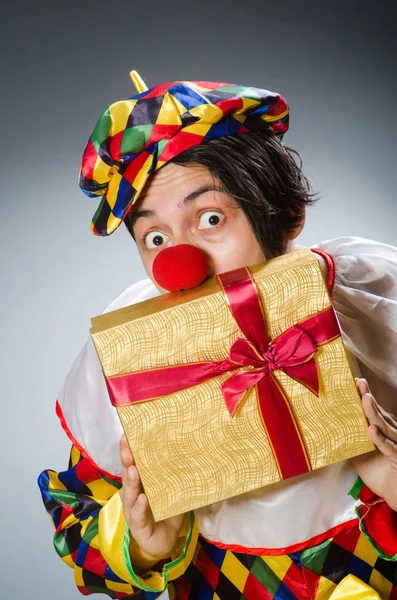 Lustiger Clown im komischen Konzept — Stockfoto