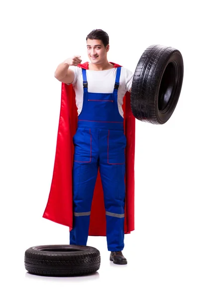スーパーヒーロー男とともにタイヤ隔離された白い背景 — ストック写真