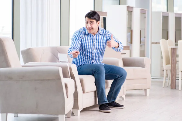 Hombre joven de compras en tienda de muebles — Foto de Stock