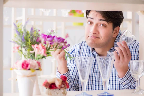 Junger schöner Mann kauft im Geschäft ein — Stockfoto