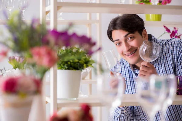 Genç yakışıklı dükkândan alışveriş yapıyor.