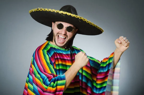 分離された鮮やかなメキシコ ポンチョ グレー背景の男 — ストック写真