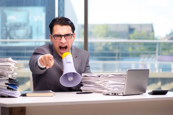 Homem de negócios irritado com alto-falante no escritório — Fotografia de Stock