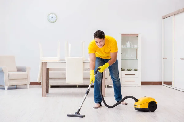 Jovem fazendo tarefas em casa — Fotografia de Stock