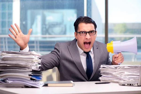 Homem de negócios irritado com alto-falante no escritório — Fotografia de Stock