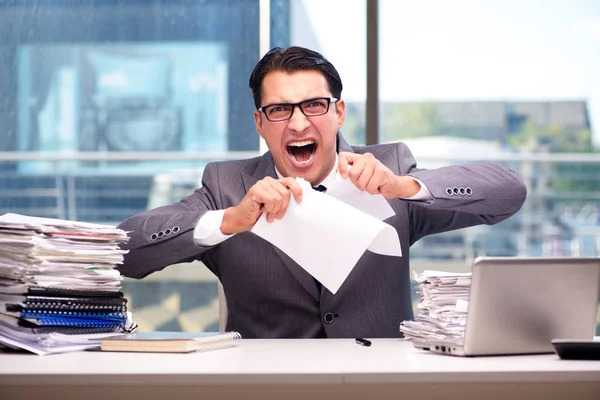 Θυμωμένος επιχειρηματίας με πολλή δουλειά στο γραφείο — Φωτογραφία Αρχείου