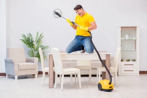 Joven haciendo tareas en casa —  Fotos de Stock