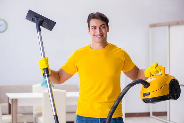Mladý muž dělá domácí práce — Stock fotografie