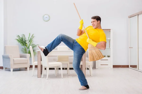 Fiatal férfi csinál házimunkát otthon — Stock Fotó