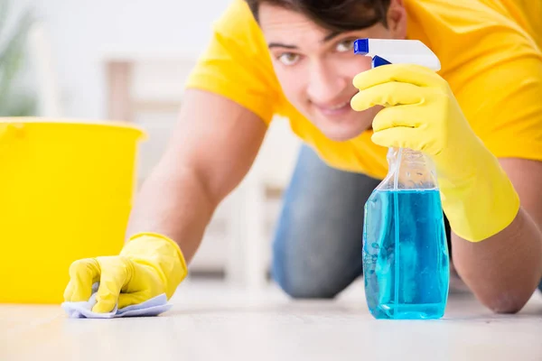 Jovem fazendo tarefas em casa — Fotografia de Stock