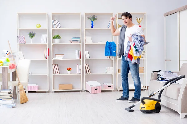 Adam evi temizliyor.