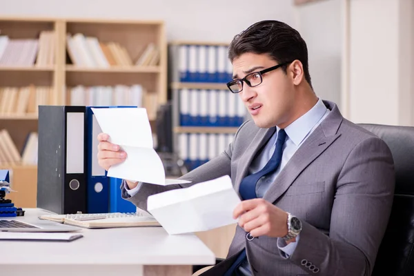 Homme d'affaires recevant une lettre dans le bureau — Photo