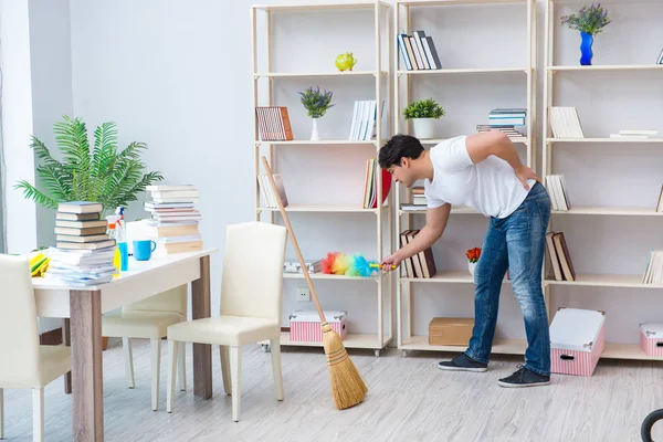 Homem fazendo limpeza em casa — Fotografia de Stock