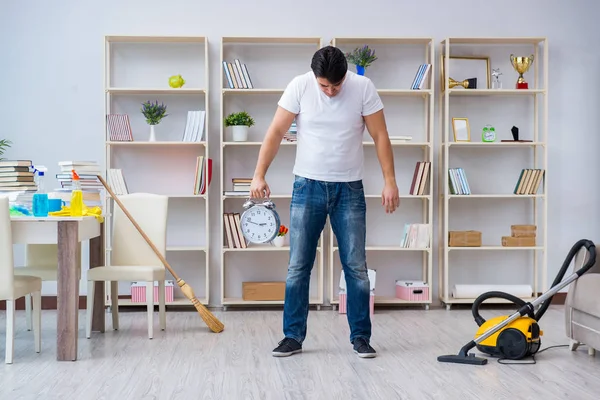 Homem fazendo limpeza em casa — Fotografia de Stock