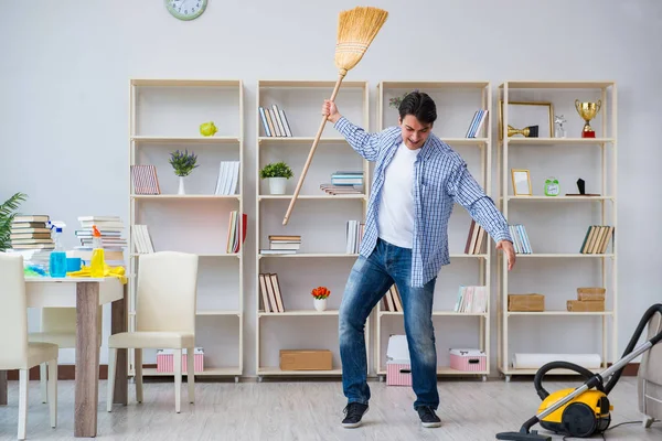 Adam evi temizliyor.