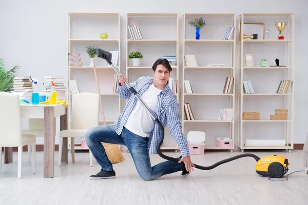 Homem fazendo limpeza em casa — Fotografia de Stock