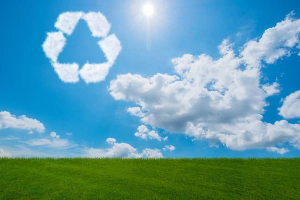 Symbole de recyclage fabriqué à partir de nuages — Photo