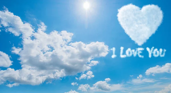 Concetto romantico con nuvole sul cielo — Foto Stock