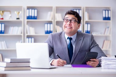 Komik iş adamı ofiste aptalca davranıyor.