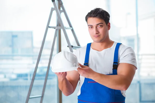 Jovem trabalhador com capacete de segurança hardhat — Fotografia de Stock